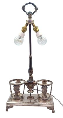 une image représentant une lampe posée sur un pied