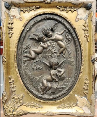 une image représentant une photo d'une plaque en bronze sur laquelle figurent des anges