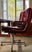 Fauteuil de bureau en acier et cuir rouge, terminé par des r… (photo 2)