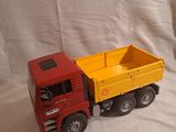 un camion miniature posé sur un drap blanc