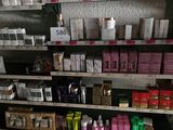 de nombreux types de produits cosmétiques différents dans les rayons du magasin