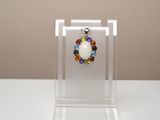 un pendentif blanc orné de pierres multicolores