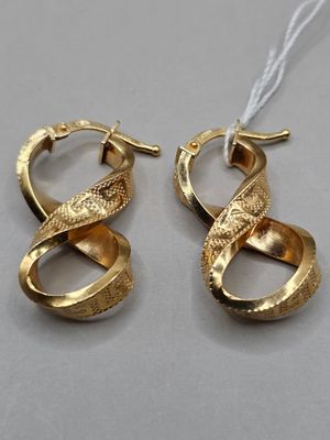 deux paires de boucles d'oreilles en or ornées d'un motif torsadé