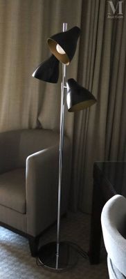 un canapé et un fauteuil dans une pièce dotée d'une fenêtre