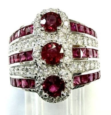 une image montrant un gros plan d'une bague ornée de pierres rouges et blanches