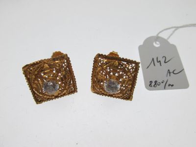 paire de boucles d'oreilles dorées ornées de cristaux et de filigrane