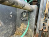 un gros plan sur la jauge de carburant d'un camion