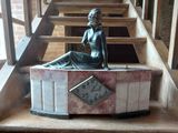 une statue de femme assise au sommet d'une horloge