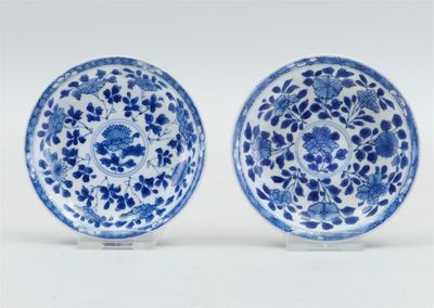 2x Soucoupes en porcelaine avec une riche décoration florale…