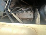 un gros plan du moteur d'une voiture, avec des câbles qui y sont raccordés