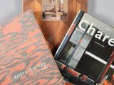 trois livres sont empilés sur une table