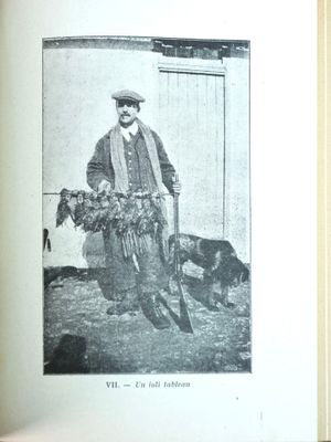une vieille photo représentant un homme avec un chien et un panier de fleurs