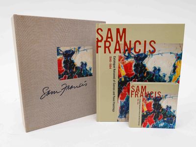 deux livres sont posés sur une surface blanche avec un fond blanc