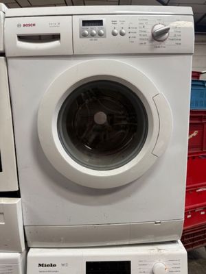 une pile de machines à laver exposées dans un magasin