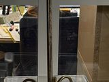 une lampe posée sur une table dans une pièce