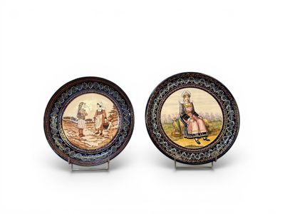 deux assiettes avec une peinture représentant un homme et une femme
