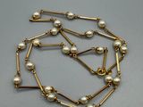 un gros plan d'un collier orné de perles