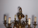 un lustre comportant cinq bougies sur chacune de ses branches