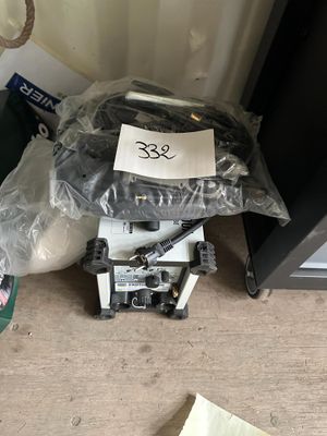 un robot posé par terre à côté d'un sac
