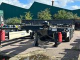 un camion qui est garé sur un terrain avec d'autres camions