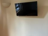 une télévision à écran plat fixée au mur dans un coin de la pièce