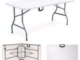 table pliante en plastique blanc avec des pieds en métal et un plateau rabattable