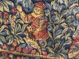 une photo d'une tapisserie sur laquelle figure un oiseau