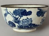 un bol bleu et blanc orné de fleurs