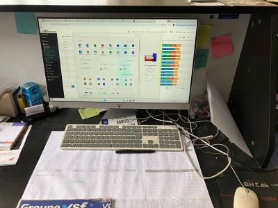 un bureau d'ordinateur sur lequel se trouvent un clavier et une souris
