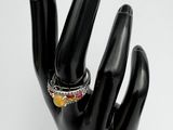 une main noire avec une bague et une autre bague