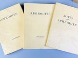 trois livres posés les uns à côté des autres sur une table bleue