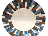 un miroir rond orné d'un motif multicolore
