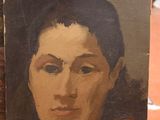 une photo d'un tableau représentant une femme, posé sur une table