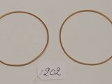 une paire de boucles d'oreilles créoles en or avec une étiquette de prix
