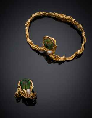 un bracelet et une bague en or ornés d'un scarabée vert