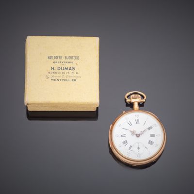 une montre de poche en or ancien avec son écrin, posée sur une table