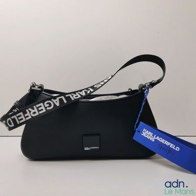 un sac noir muni d'une bandoulière bleue et d'une étiquette