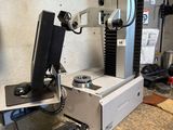 une image représentant un ordinateur et un microscope posés sur un comptoir