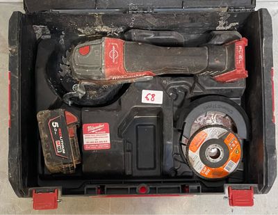 une boîte à outils contenant des outils, posée sur le sol
