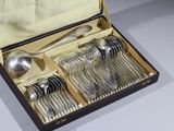 une boîte contenant un ensemble de cuillères et des cuillères