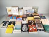 plusieurs livres sont empilés sur une table