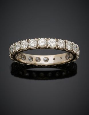 une bague « éternité » en or jaune 18 carats sertie de diamants