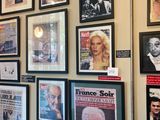 un mur recouvert de photos de personnes accrochées au mur