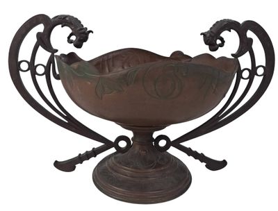 une image représentant un bol en métal orné d'un motif décoratif