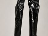 gros plan d'une paire de bottes noires sur fond blanc
