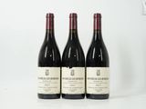 trois bouteilles de vin posées sur une table l'une à côté de l'autre