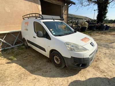 une camionnette blanche garée devant un bâtiment