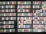 de nombreux types de timbres exposés sur le mur