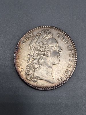 une pièce d'argent portant une tête de femme