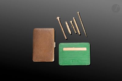 un portefeuille, un porte-cartes et deux clous posés sur une table